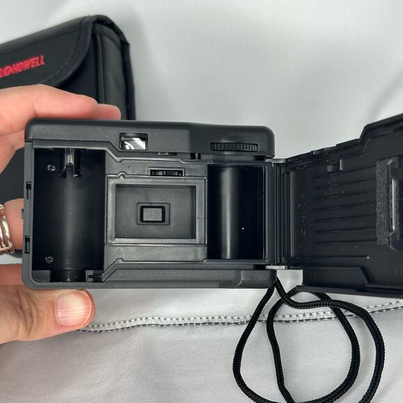 Vintage Bell + Howell Focus Free 28mm Lens 35mm Film Camera With Case - Picture 4 of 7